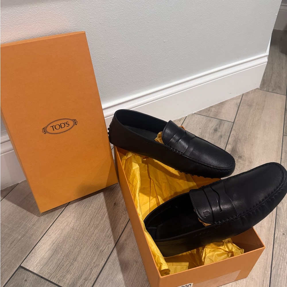 Tod’s Men’s Black Loafers - Picture 8 of 8